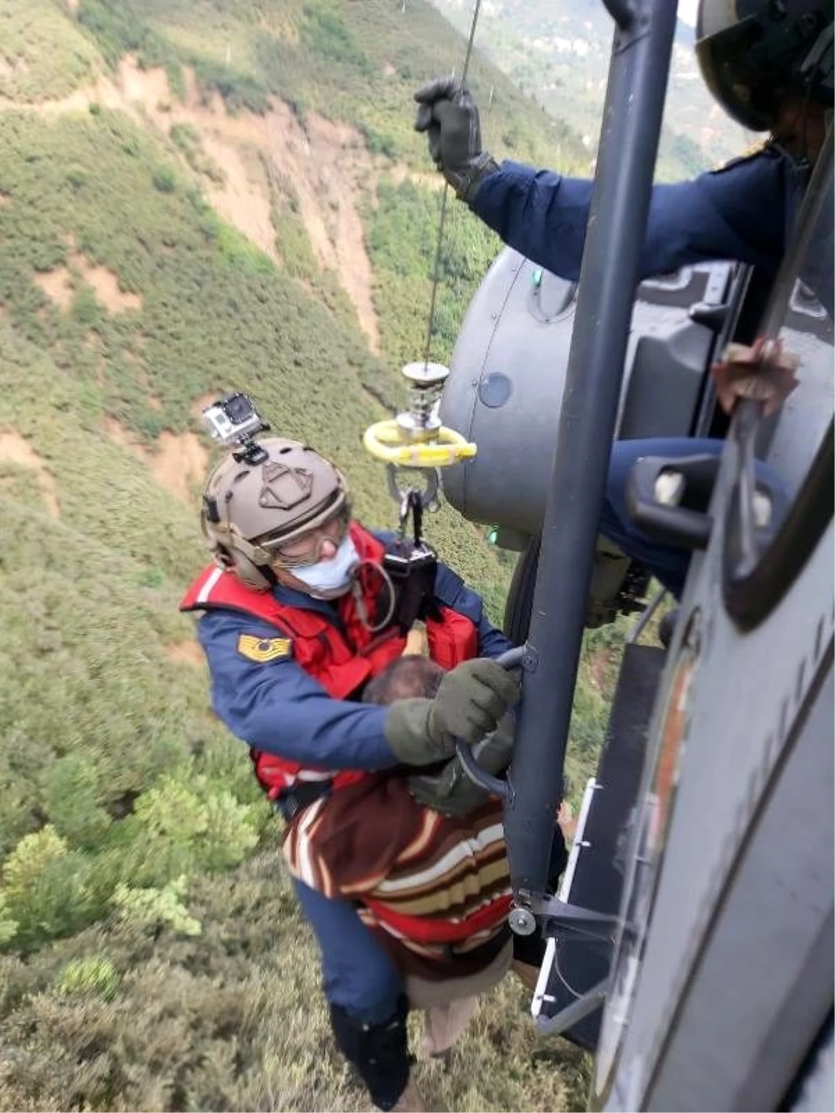 MSB\'den Giresun\'da helikopterle kurtarma fotoğrafları paylaşımı