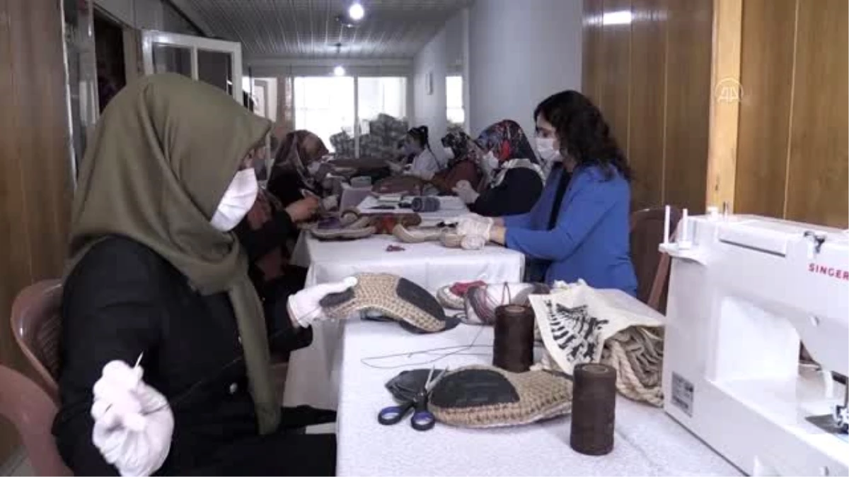 Sarıkayalı kadınların ürettiği ev ayakkabıları yurt dışına gönderiliyor