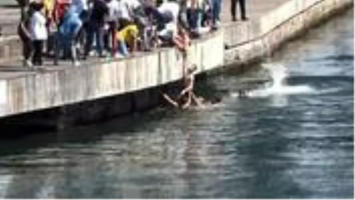 Suriyeli genç, Haliç\'te fotoğraf çekerken boğuluyordu! Çevredeki vatandaşlar son anda kurtardı