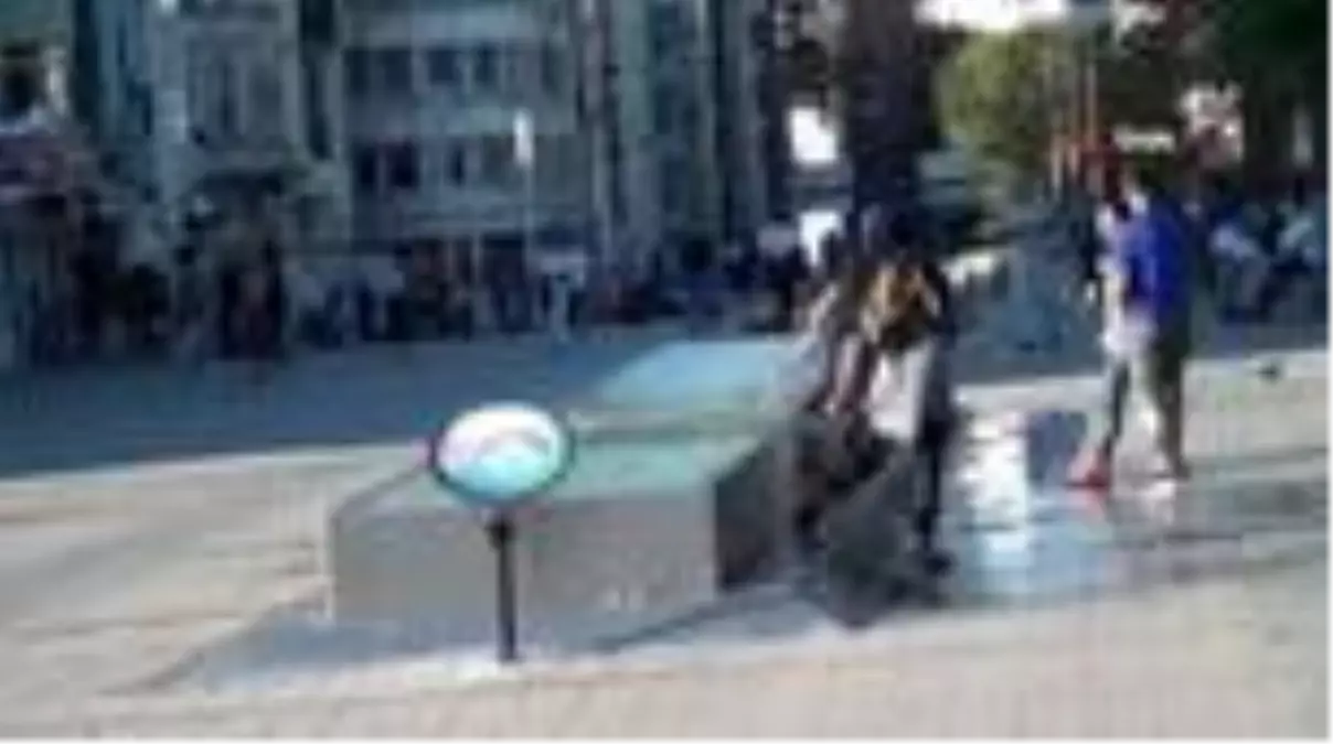 Son dakika haberleri! Taksim meydanda çocuklardan tehlikeli serinleme