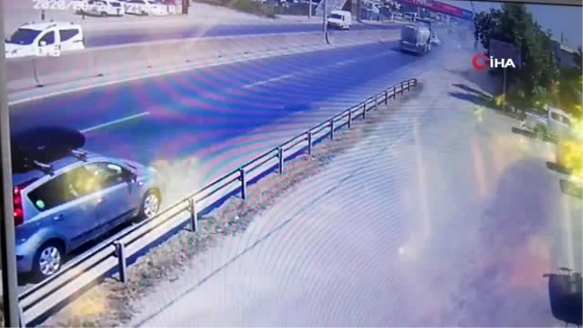 2 kişinin yaralandığı otomobil yol kenarına böyle uçtu