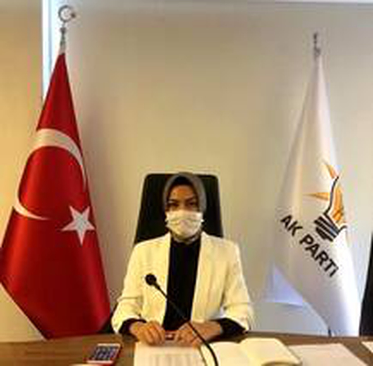 AK Parti İzmir İl Kadın Kolları Başkanının korona virüsü testi pozitif çıktı