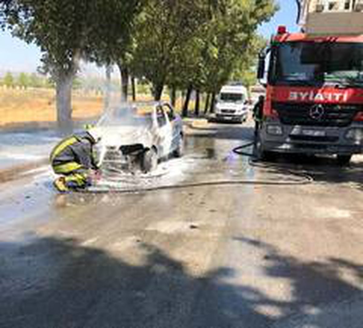 Son dakika haber... Alevlerin sardığı aracı itfaiye ekipleri söndürdü