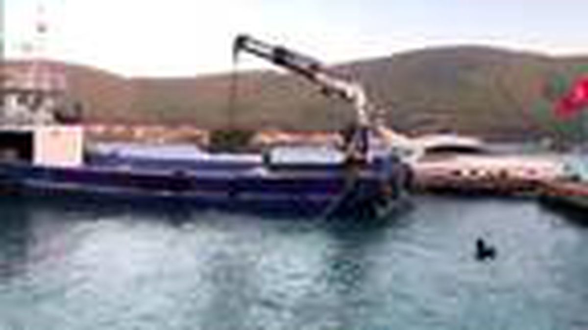 Bodrum\'da deniz dibindeki kaçak bloklar vinçle kaldırıldı