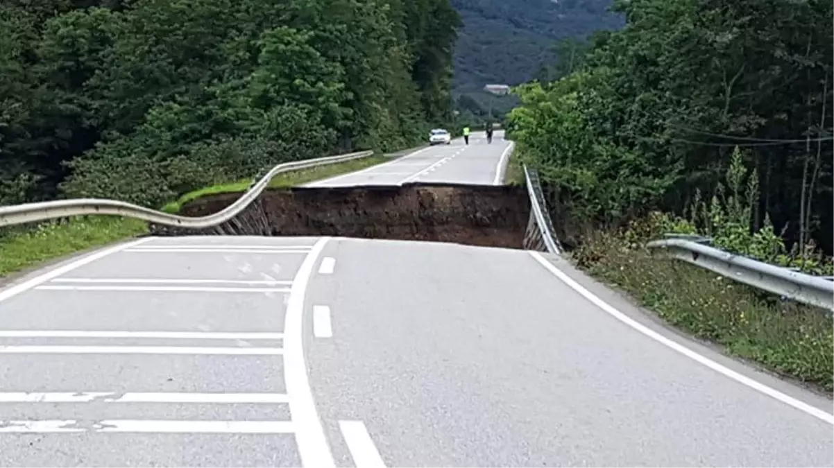 Giresun\'daki sel felaketinin ardından şehirdeki yollar büyük ölçüde tahrip oldu