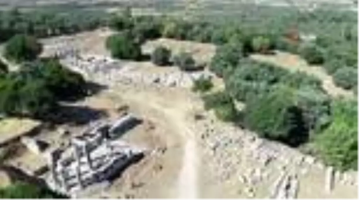 Hekate Kutsal alanında sütunlar ortaya çıkıyor