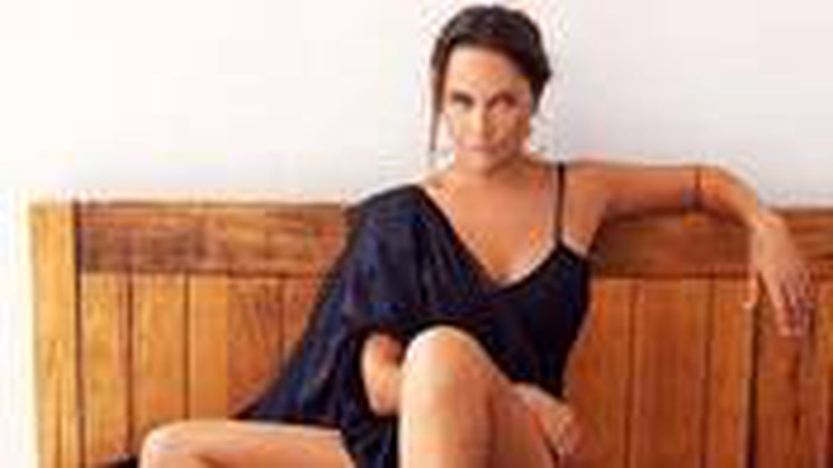 Hülya Avşar, balkonda bikinisiyle spor yaparken poz verdi