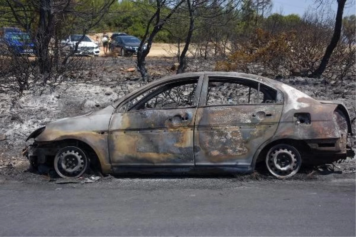 Son dakika haber! İzmir\'deki yangında hasar gören araçlar kaldırılmaya başlandı