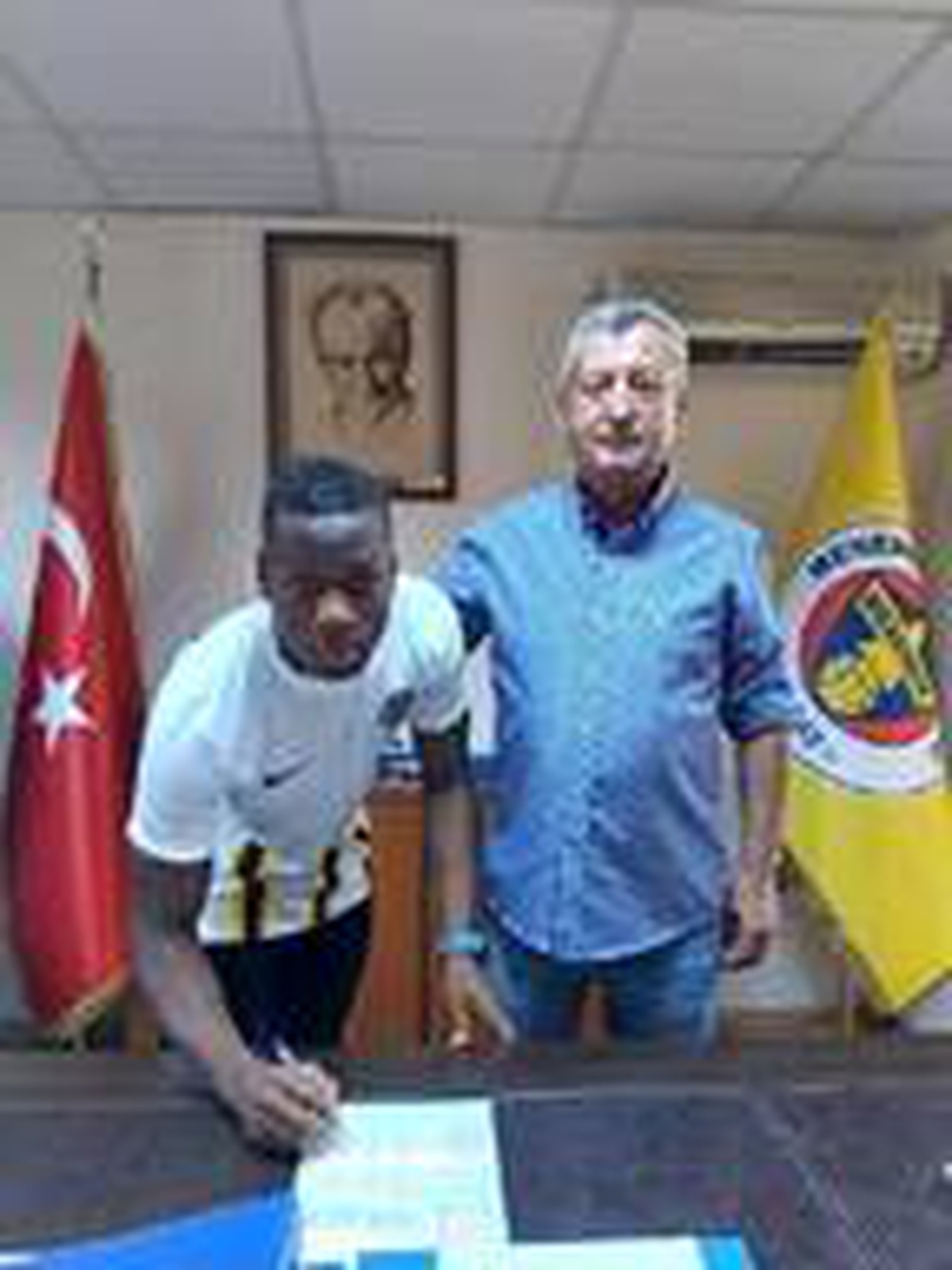 Menemenspor\'da Tidjani imzaladı