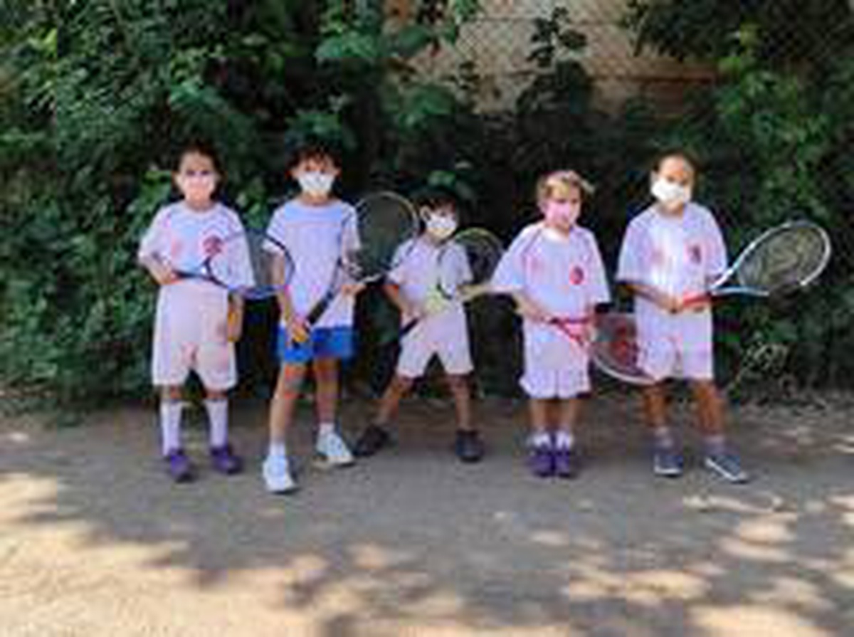 Salihli\'de minikler tenis öğreniyor