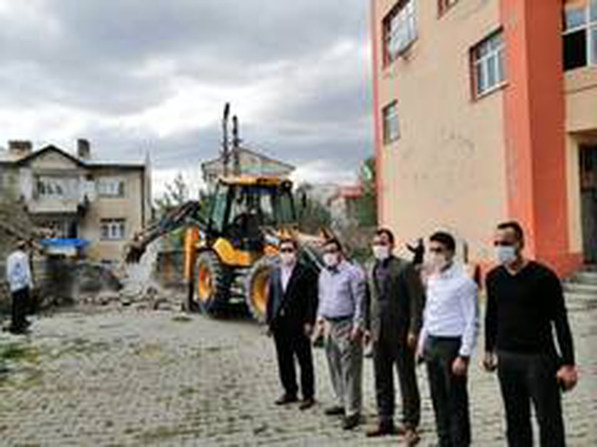 Sarıkamış\'ta eski müftülük binası yıkılıyor