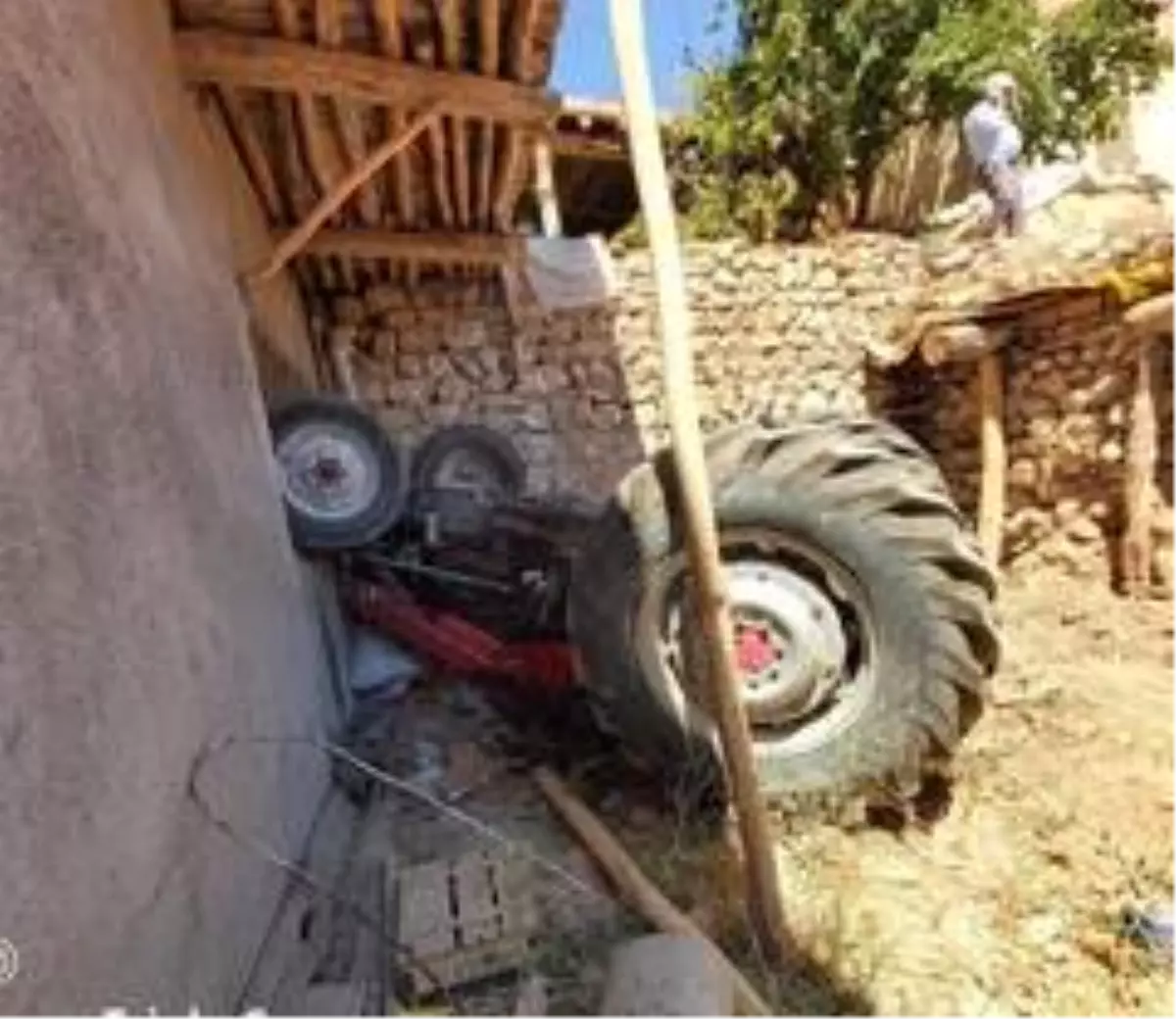 Traktörün altında kalan sürücü yaralandı