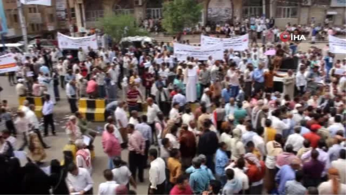 Yemen\'in Taiz kentinde maaşlarını almayan öğretmenler protesto düzenledi