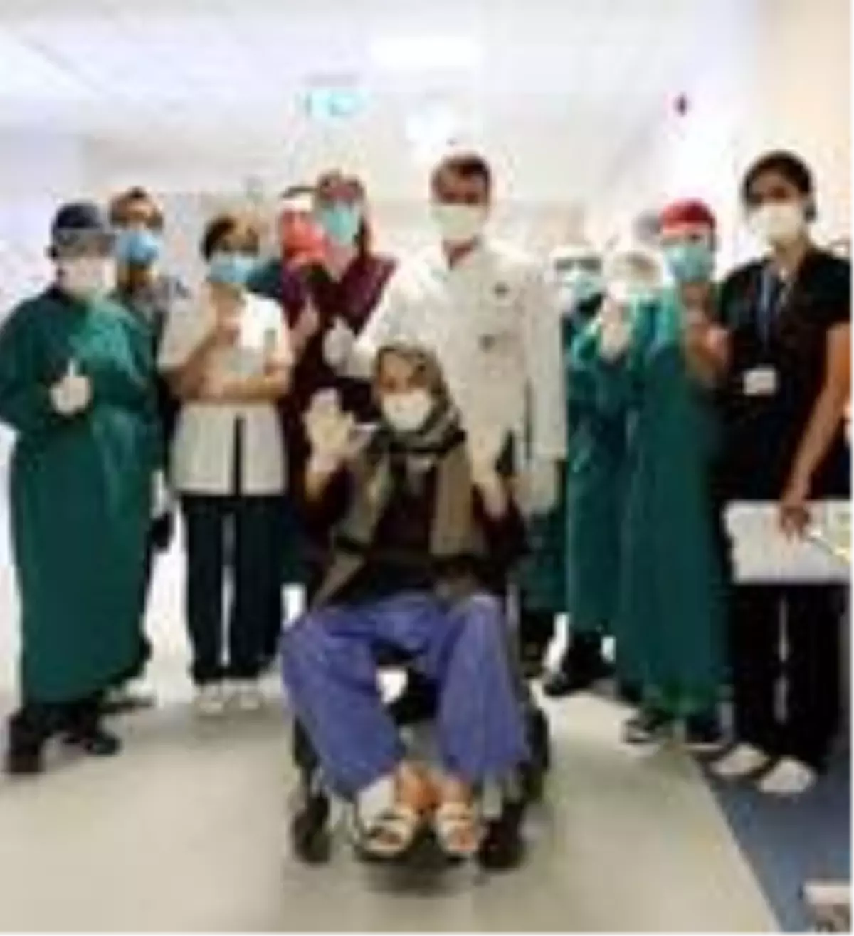 80 yaşındaki hasta, kronik hastalıklarına rağmen Koronavirüsü yenerek taburcu oldu