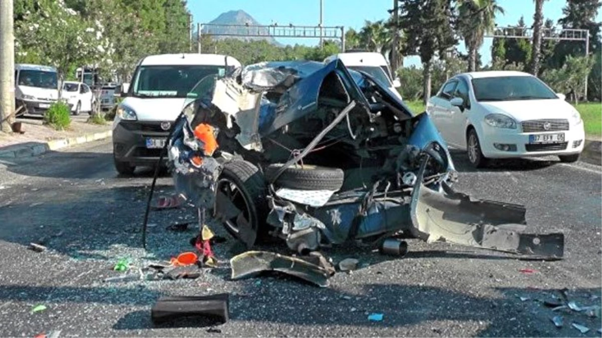 Antalya\'da zincirleme trafik kazası! Freni patlayan halk otobüsü araçlara çarptı
