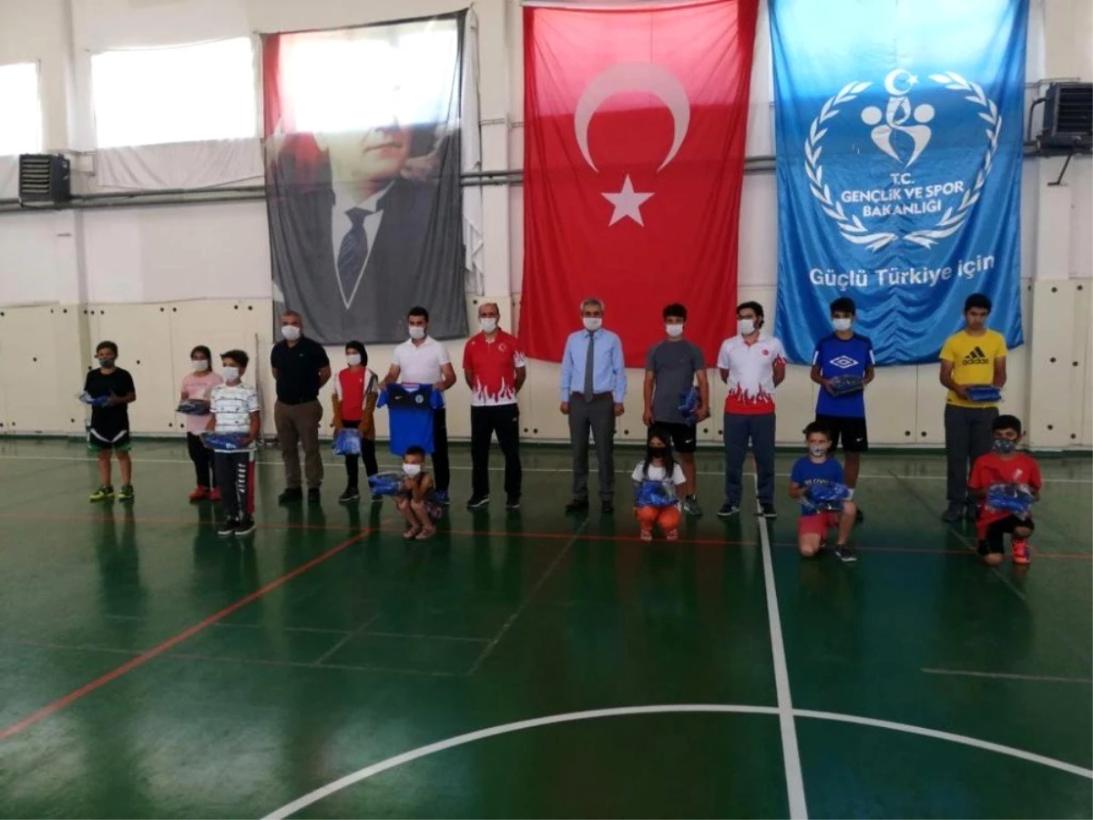 Son dakika haberi: Ayrancı Belediyesi\'nden badminton sporcularına malzeme desteği