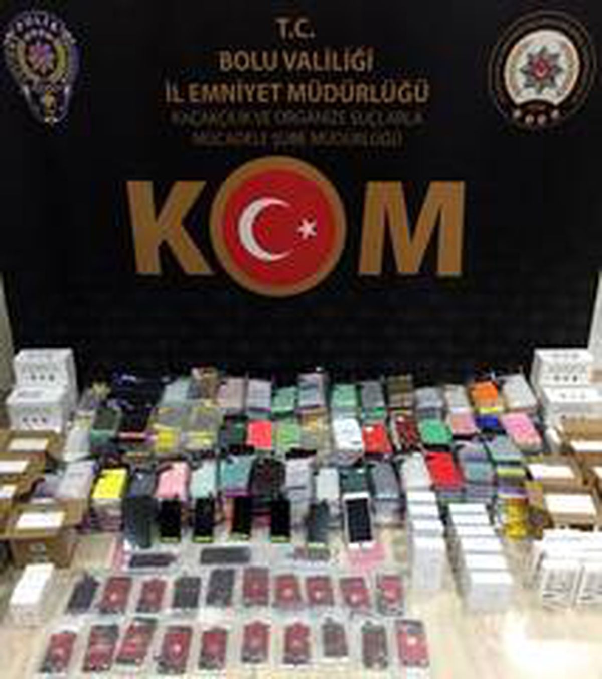 Son dakika haberi: Bolu\'da piyasa değeri 100 bin lira kaçak cep telefonu aksesuarları yakalandı