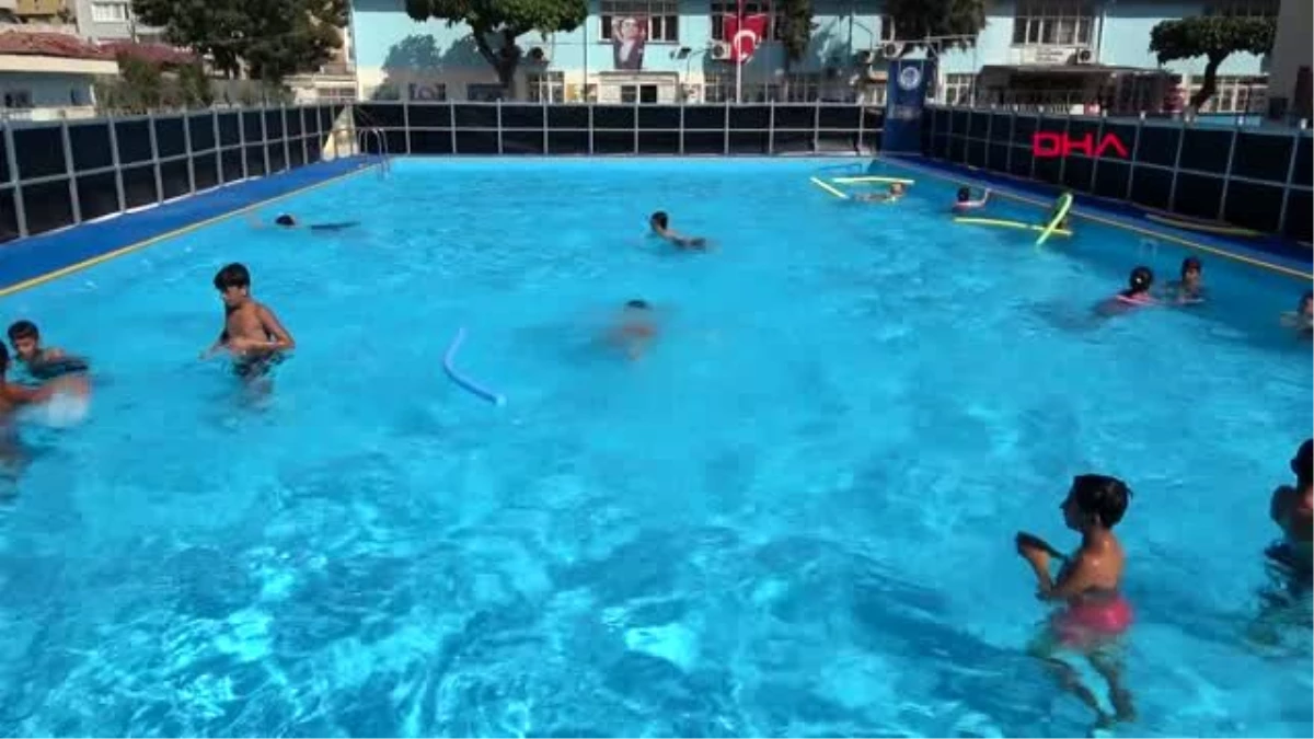 Son dakika haberi! Dezavantajlı çocuklar portatif havuzlarda yüzme öğreniyor
