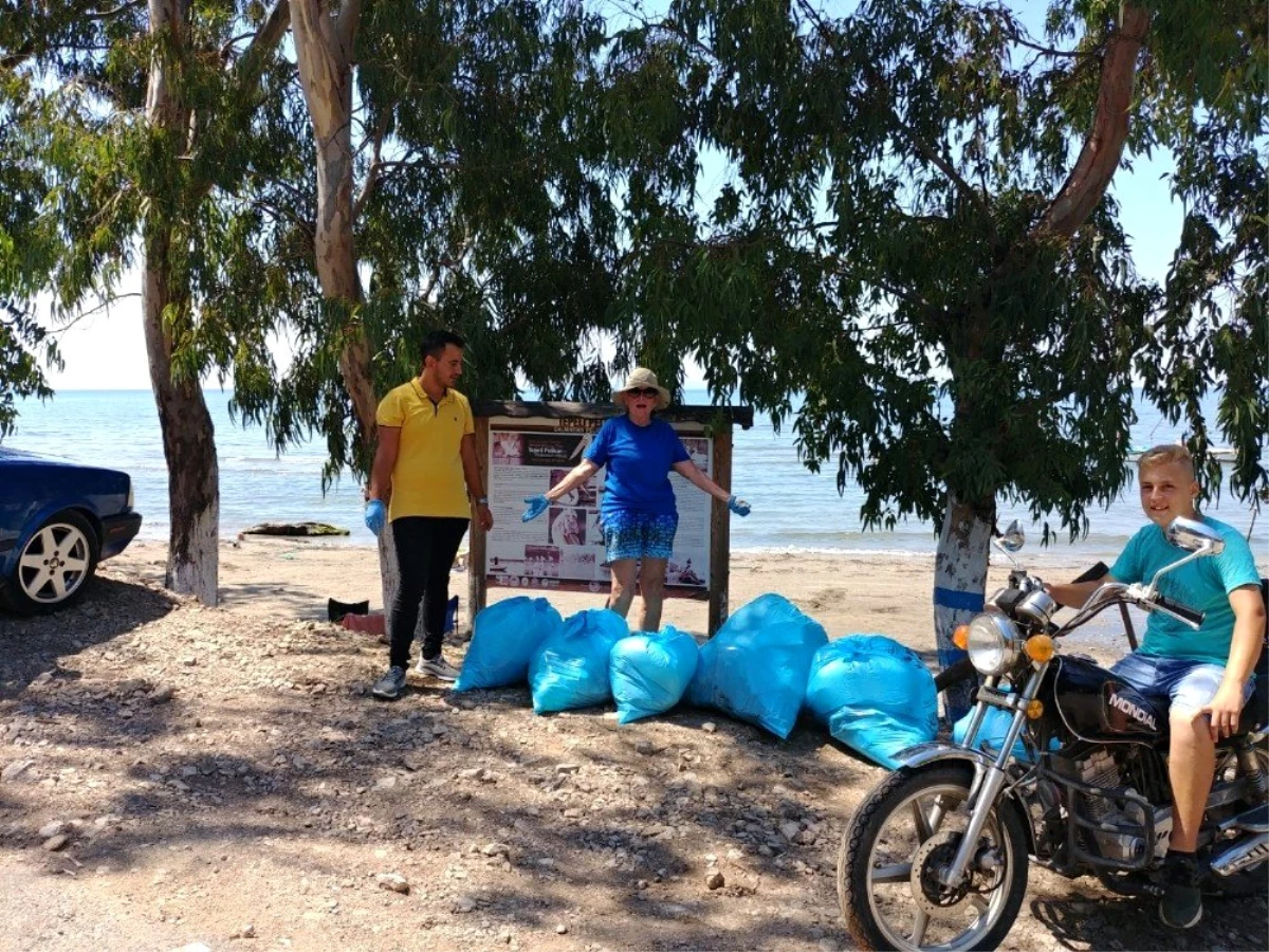 Doğanbey sevdalısı Joana, her sabah sahildeki çöpleri topluyor