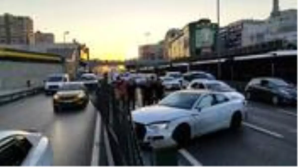 E-5\'te meydana gelen kaza sonrası taraflar birbirine girdi! Yumruklar konuştu