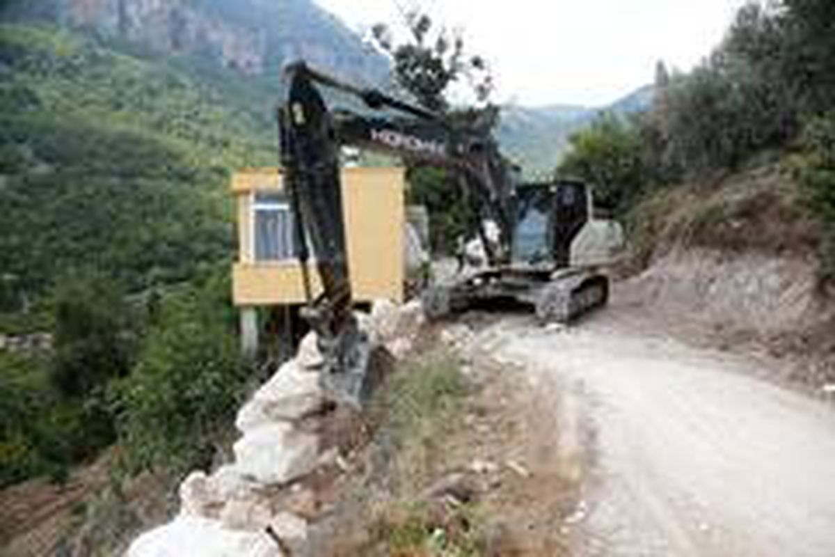 Erdemli\'de taş duvar çalışması