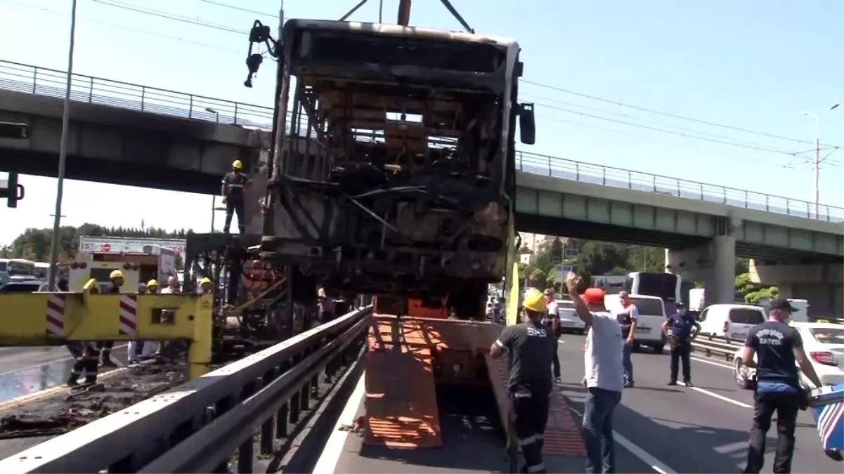 Küle dönen metrobüs kaldırıldı