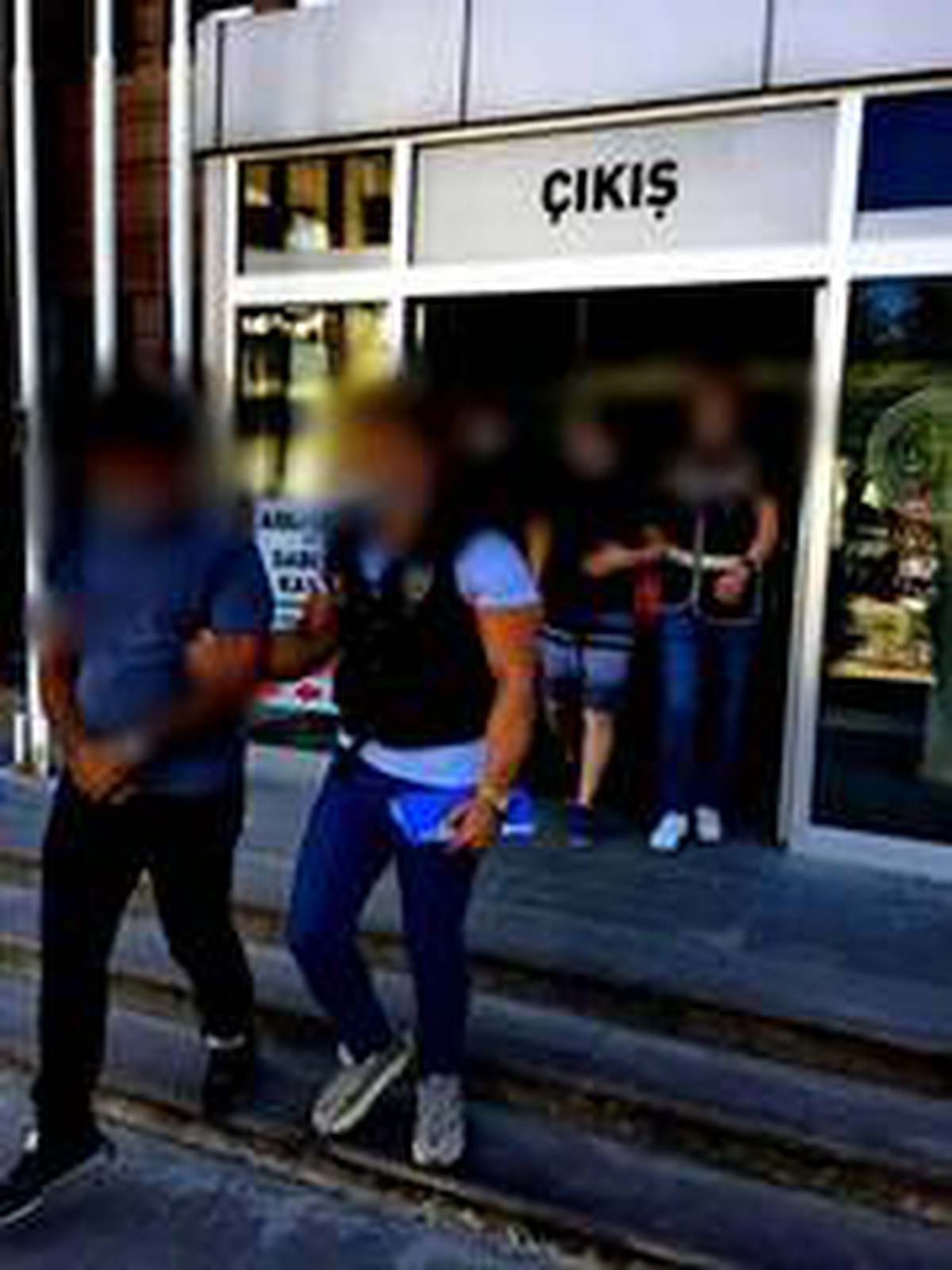 Kuşadası\'nda uyuşturucudan aranan 3 kişi yakalandı
