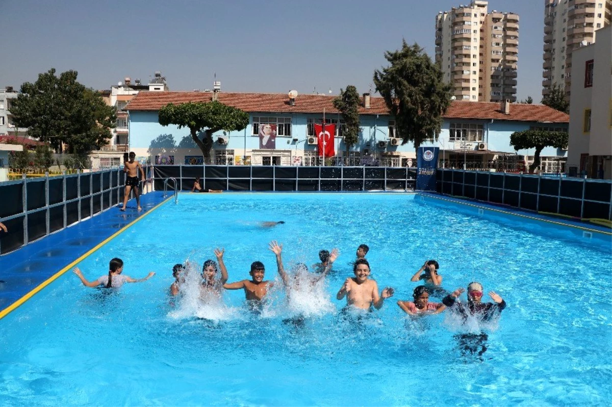 Son dakika haberi... Mersin\'de çocuklar okul bahçelerine kurulan portatif havuzlarda yüzme öğreniyor