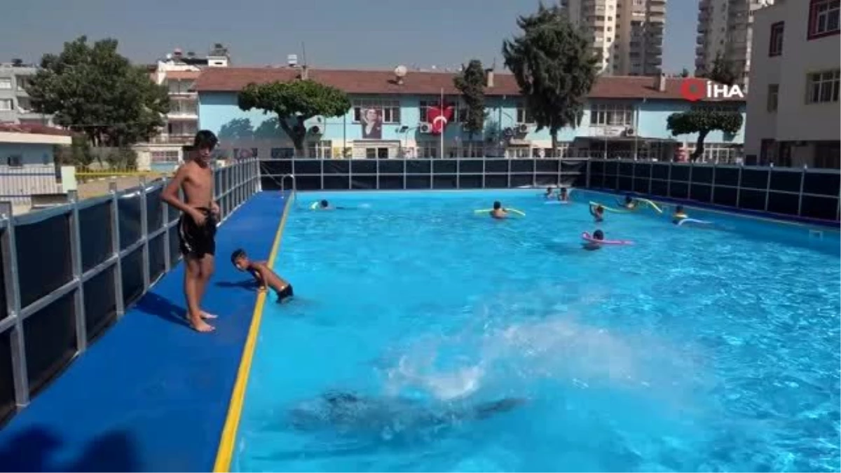 Son dakika haber! Mersin\'de çocuklar okul bahçelerine kurulan portatif havuzlarda yüzme öğreniyor