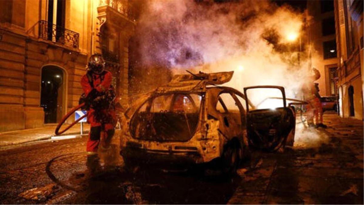 PSG\'liler Paris\'i yaktı: 16 polis yaralandı, 148 kişi gözaltına alındı