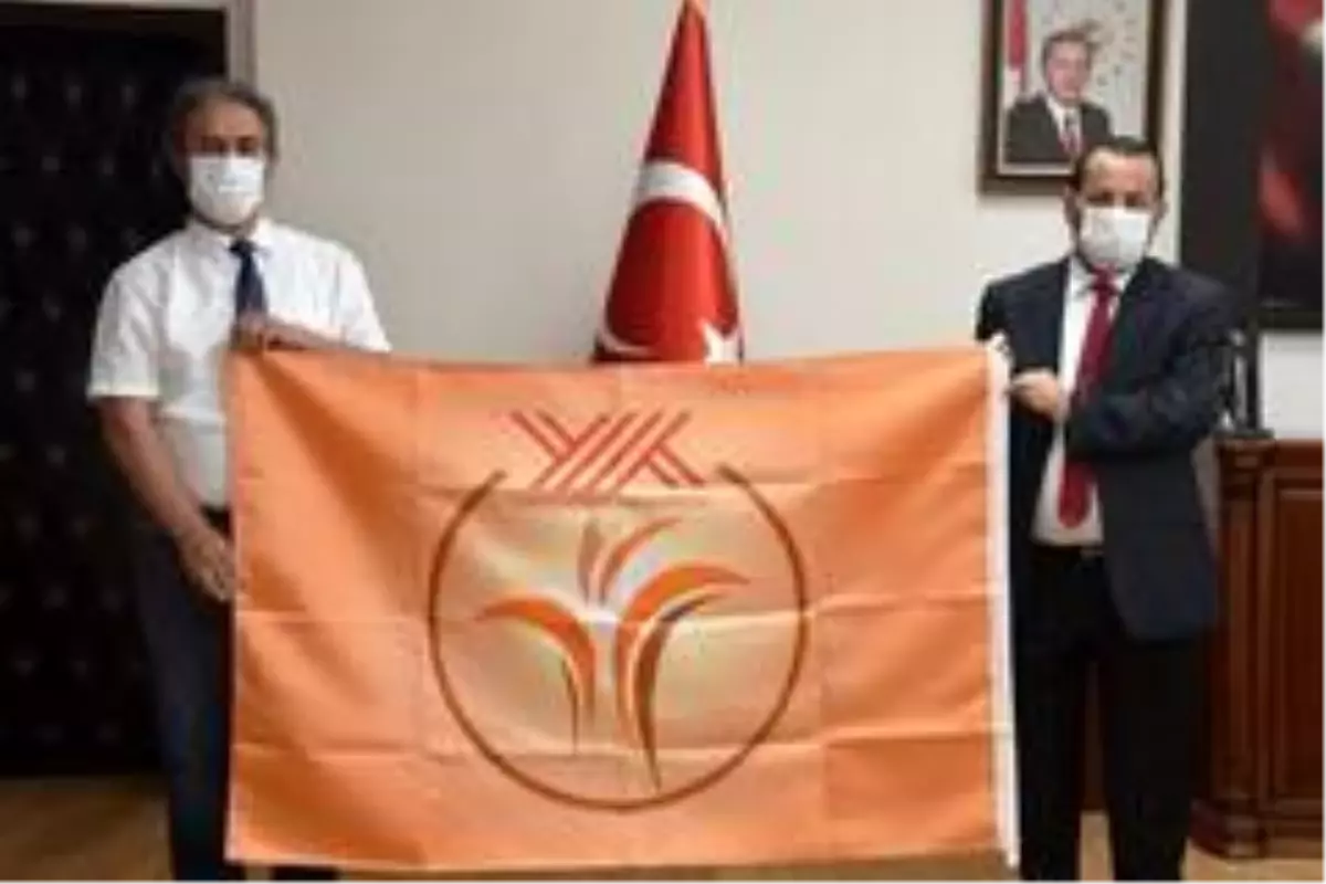 Rektör Akgül, bayrakları sahiplerine teslim etti