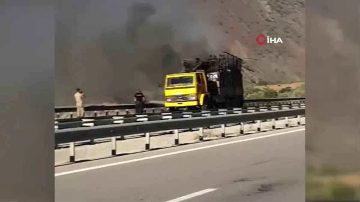 Son dakika haber! Seyir halindeki kamyonun kasasında yangın