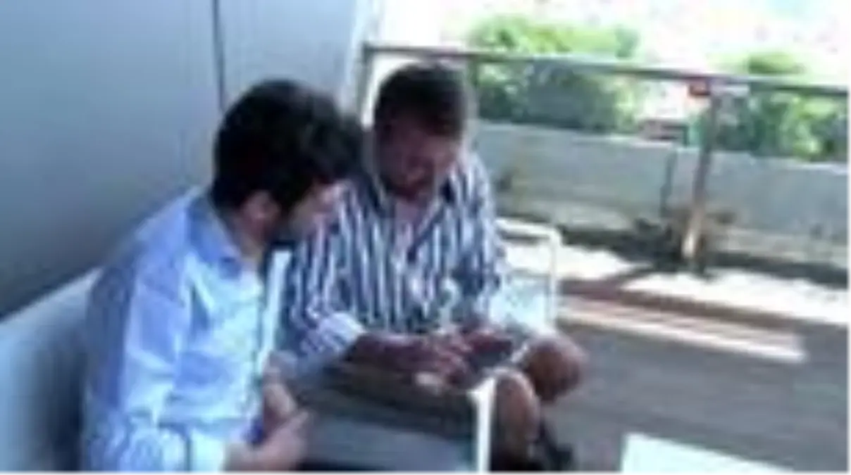 Sokakta kalan evsizlere cep telefonu