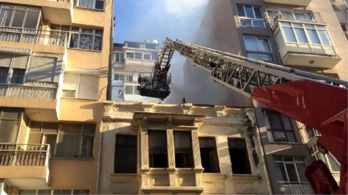 Son dakika haberi... Tarihi binanın çatısında yangın