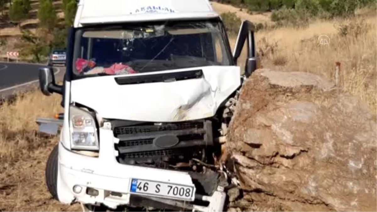 Tarım işçilerini taşıyan minibüs kayaya çarptı: 11 yaralı