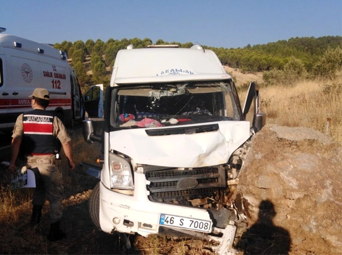Son dakika... Tarım işçilerini taşıyan minibüs kaza yaptı: 11 yaralı