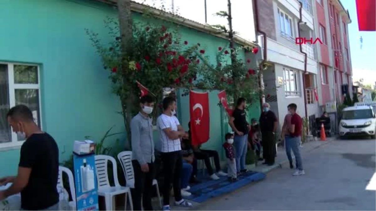 Son dakika haberi | Tedavi gördüğü hastanede şehit olan askerin evinin sokağı Türk bayraklarıyla donatıldı