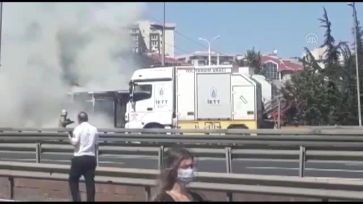 Son dakika haberi... Zeytinburnu viyadük bölgesinde metrobüs yangını (1)
