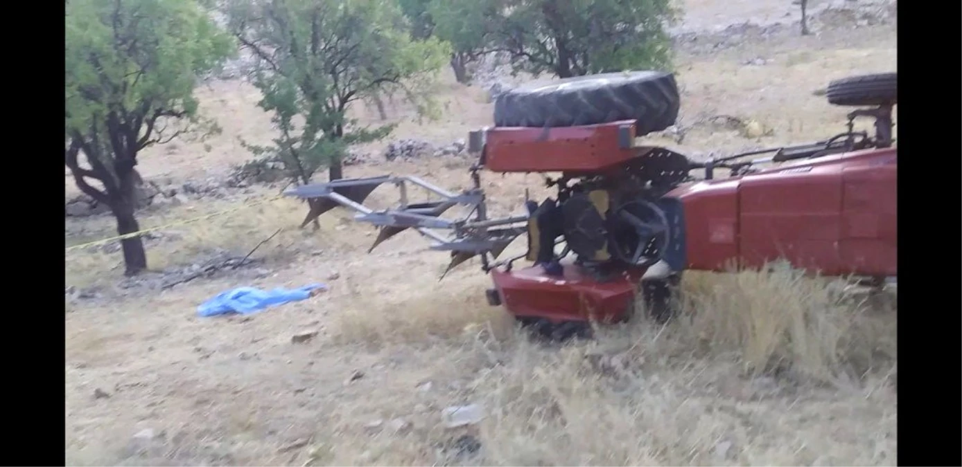 Son dakika haberleri... Antalya\'da tarlada traktör devrildi: 1 ölü
