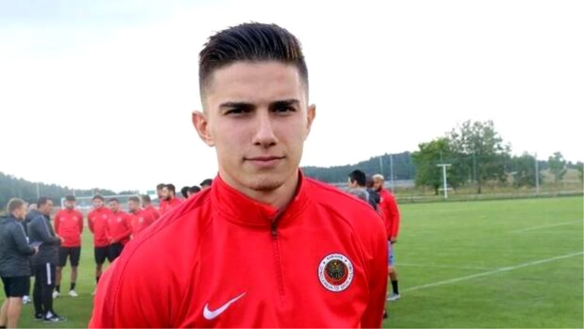 Berat Özdemir, Galatasaray\'a transfer olmak için geliyor