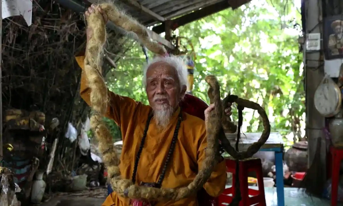 Vietnamlı adamın 80 yıldır yıkamadığı saçları 5 metreyi aştı