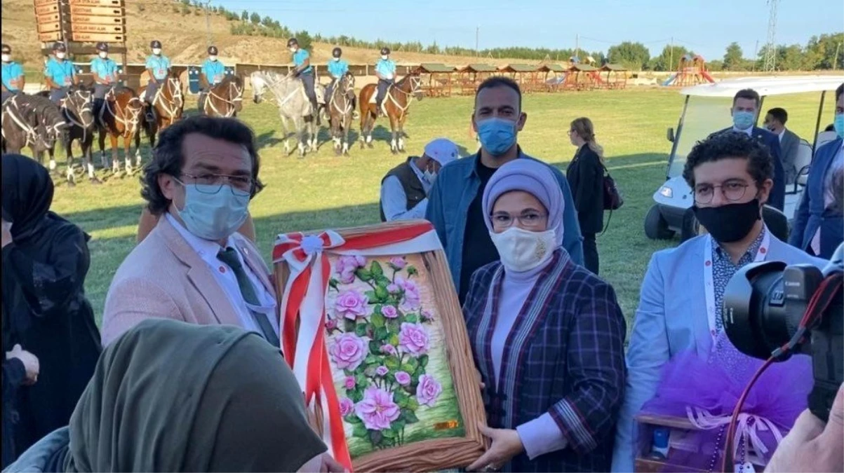Emine Erdoğan\'a Isparta gülü tablosu hediye edildi