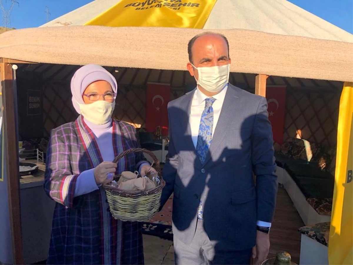 Emine Erdoğan, Ahlat\'ta Konya Büyükşehir\'in çadırına konuk oldu