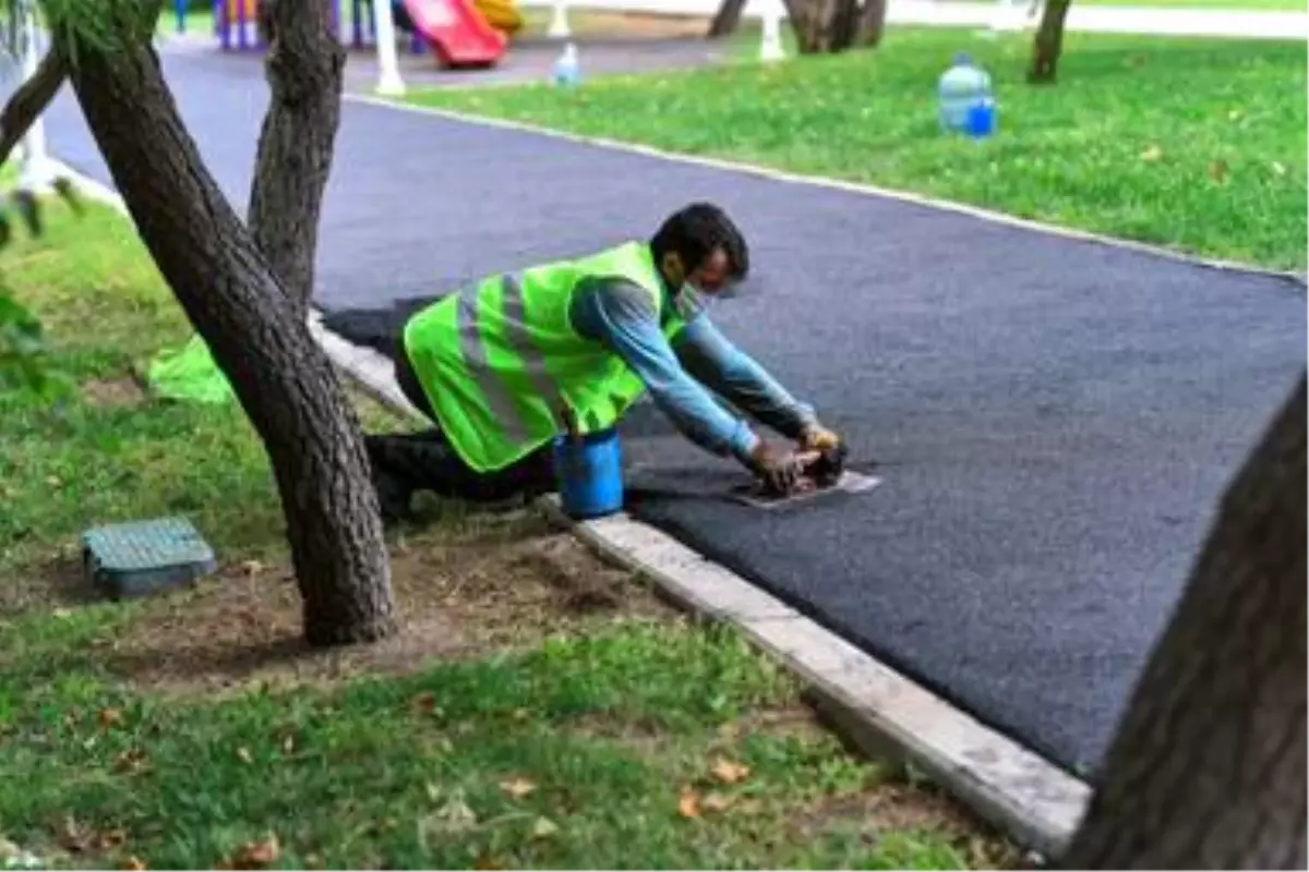 Esenyurt Belediyesi parkların yürüyüş yollarını yeniliyor