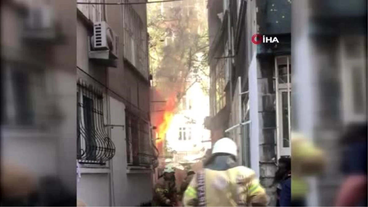 Son dakika haberi | Fatih\'te iki katlı bina çıkan yangında küle döndü