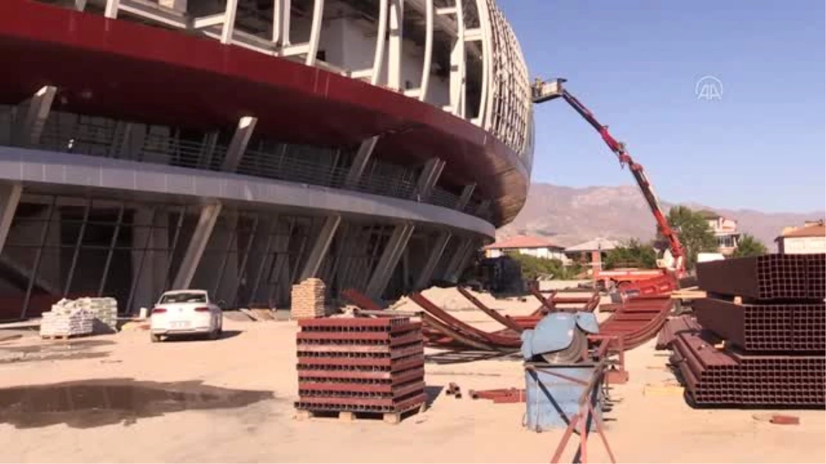 Son Dakika | Gençlik ve Spor Bakanı Kasapoğlu, Erzincan Şehir Stadyumu\'nu gezdi