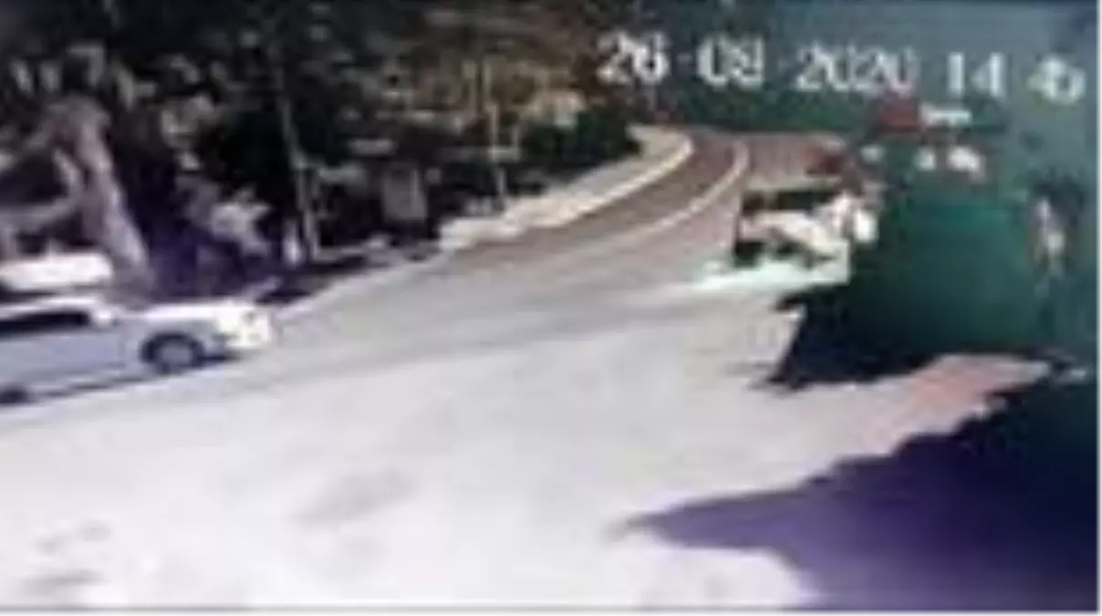 Kamyonet kasasına yüklü camlar yola böyle devrildi