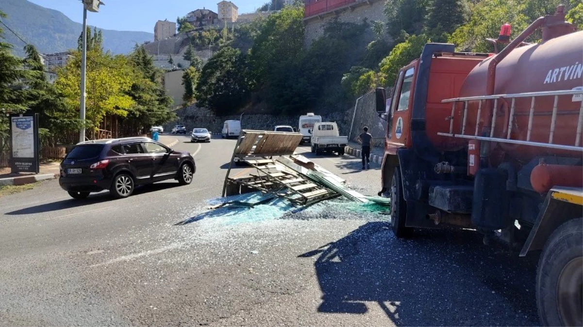 Son dakika 3. sayfa: Kamyonet kasasına yüklü camlar yola devrildi, camları temizlemek itfaiyeye düştü