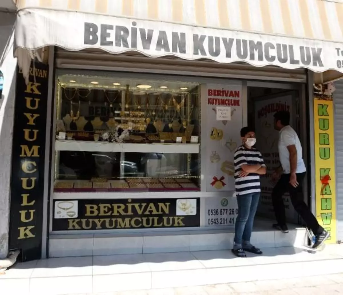 Kuyumcu, camı çekiçle kırıp soyguna kalkışan 2 kişiyi kovaladı