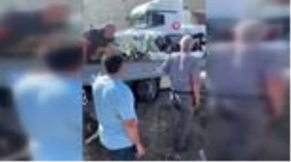 Son dakika... Otomobil kamyona arkadan çarptı: 4 yaralı